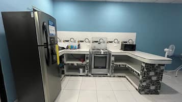Een koelkast, een microgolfoven, een oven, een kookplaat