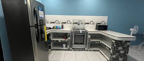 Réfrigérateur, micro-ondes, four, plaque de cuisson