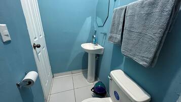 Handtücher, Seife, Shampoo, Toilettenpapier