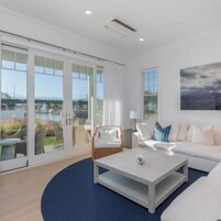 Una televisión de pantalla plana