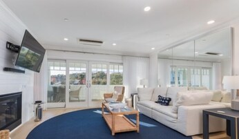 Una televisión de pantalla plana