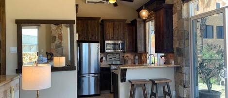 Kjøleskap, mikrobølgeovn, ovn og kokeplater