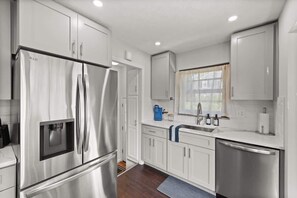 冰箱、微波炉、烤箱、炉灶