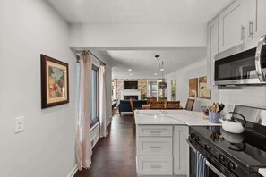 冰箱、微波炉、烤箱、炉灶