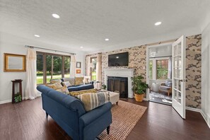 TV, video games, offices - Spacious Home|Secluded Deck|Private Yard|Home Gym (Parma Heights)