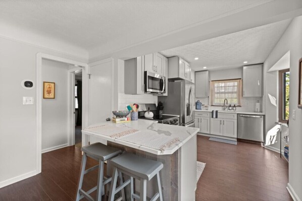 ثلاجة، ميكروويف، فرن، موقد طهي مسطح