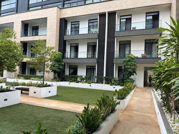 Exterior - Unwind in Style at your luxurious Retreat in the Heart of Cantonments (Accra)