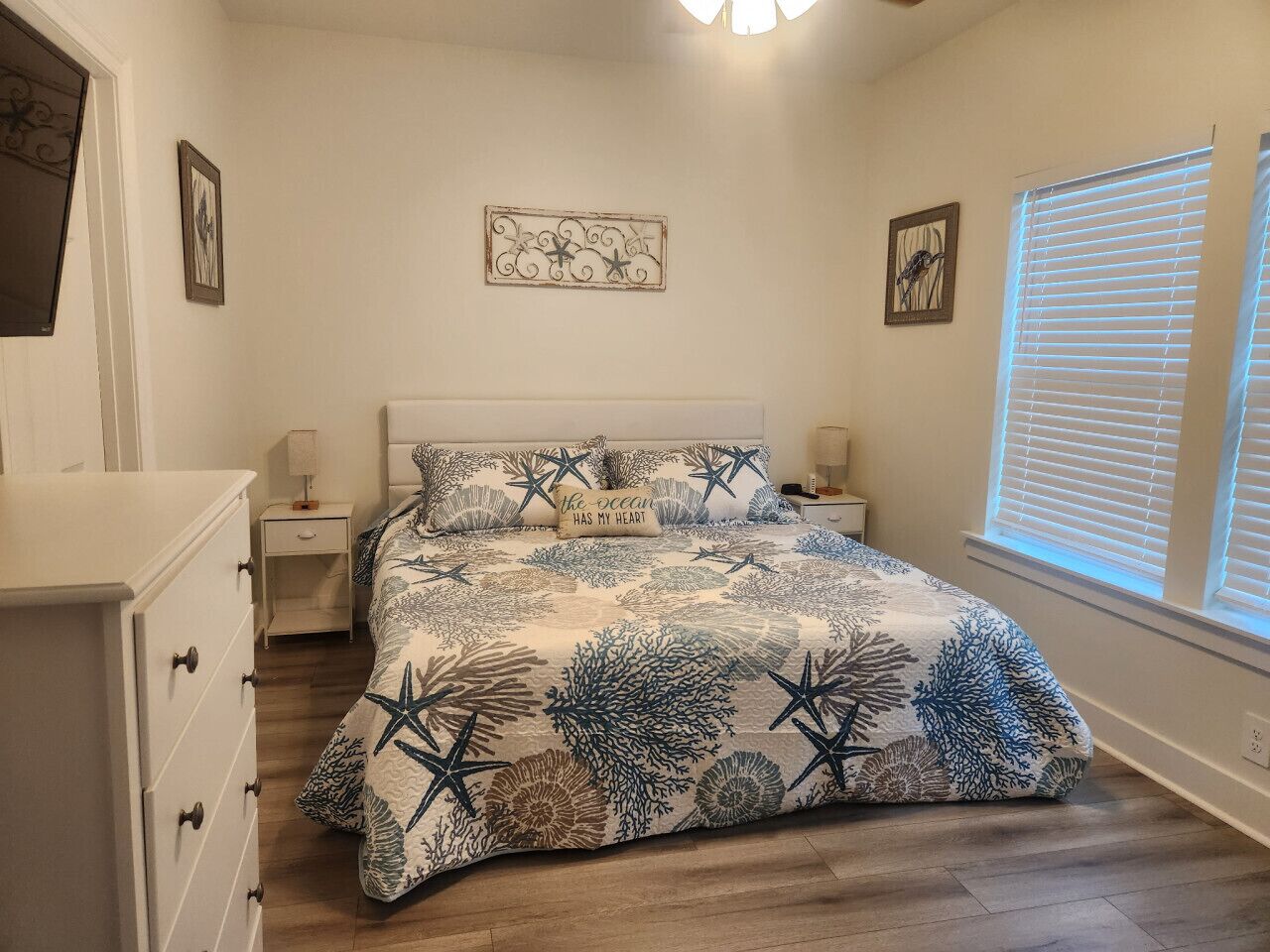 3 habitaciones, tabla de planchar con plancha, wifi y ropa de cama 