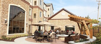 Breakfast, Pool, Prime Location Near UNL