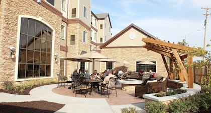 Breakfast, Pool, Prime Location Near UNL