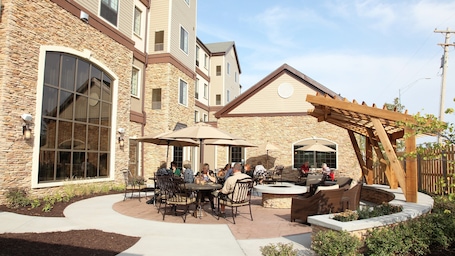 Outdoor dining. King Suite, Breakfast, Pool, Near Univ of Nebraska