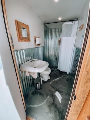 Shower, soap, shampoo, toilet paper