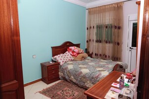 Basic lakosztály, kilátással a városra | 3 hálószoba, sötétítőfüggöny, hangszigetelés és vasaló/vasalódeszka