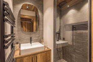 Douche, sèche-cheveux, serviettes fournies