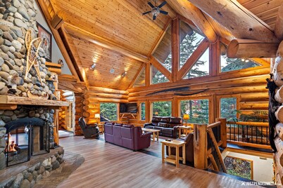 Misty Pines Lodge - Premier Mountainside Lodge Near Ski Lift