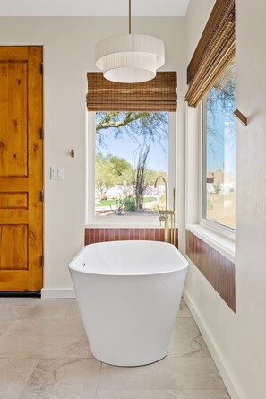 Regadera, secadora de cabello, toallas, jabón