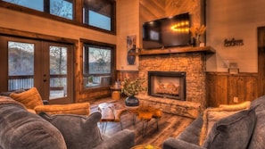 Una Smart TV, una chimenea, una oficina, una pantalla de ordenador