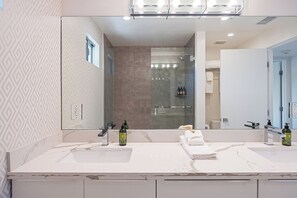 Douche, séchoir à cheveux, serviettes fournies, savon