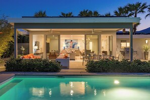 A modern house with a covered outdoor area, a swimming pool, and a dining area. - Ultra Luxe Mid-Century Private Estate, Resort Like Pool, Spa, Firepit, BBQ, Mountain Views, and More (Palm Springs)
