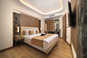 Klassieke kamer | Luxe beddengoed, donsdekens, een bureau, een laptopwerkplek