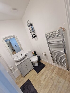 Chuveiro, toalhas de banho