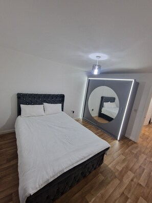 1 soverom, strykejern/-brett, wi-fi (inkludert) og sengetøy