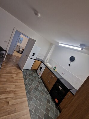 Geladeira, micro-ondas, fogão, chaleira elétrica