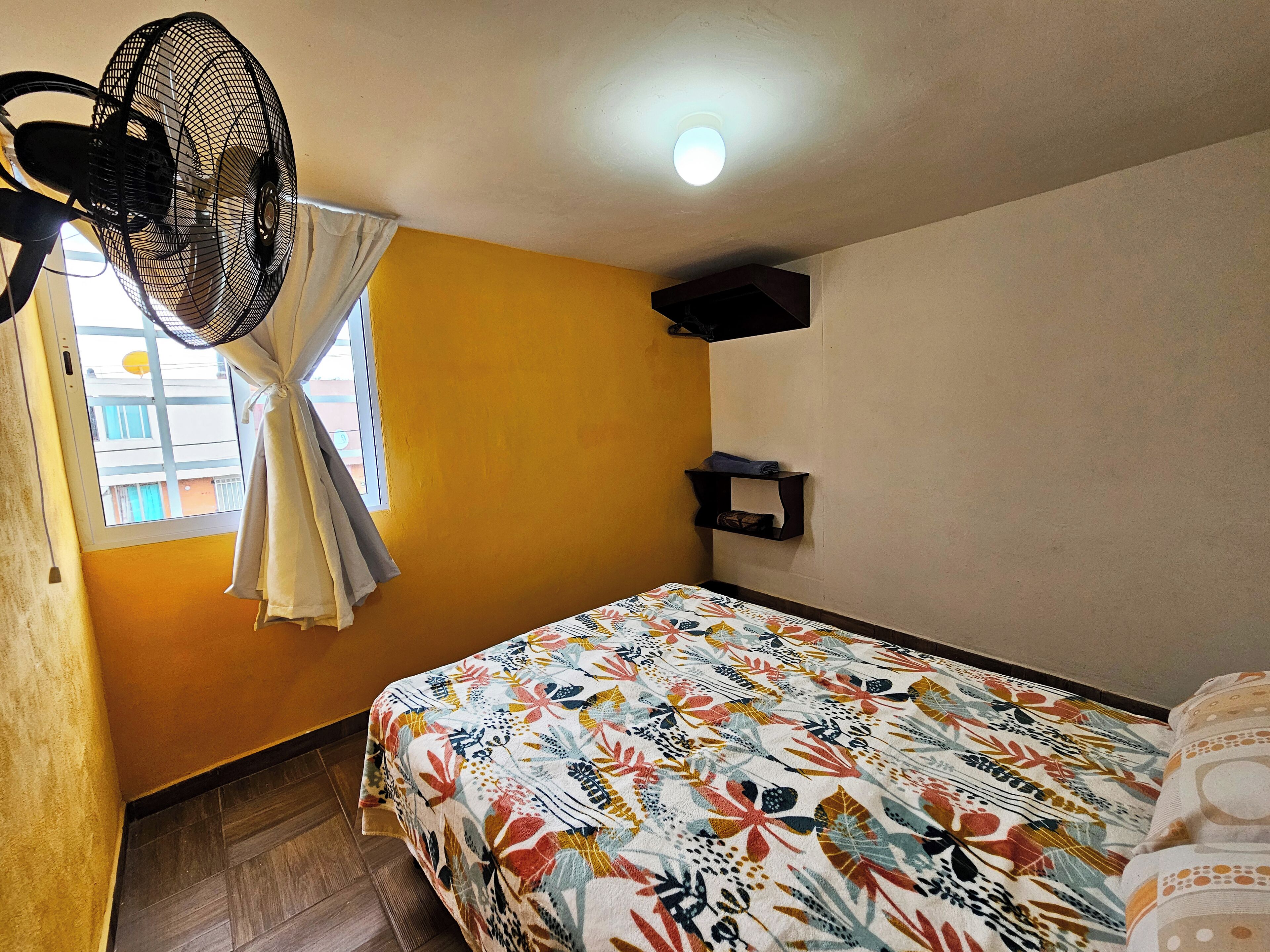 Casa básica, patio | 2 habitaciones y wifi gratis 