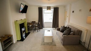 獨棟房屋 | 起居區 | 電視、壁爐