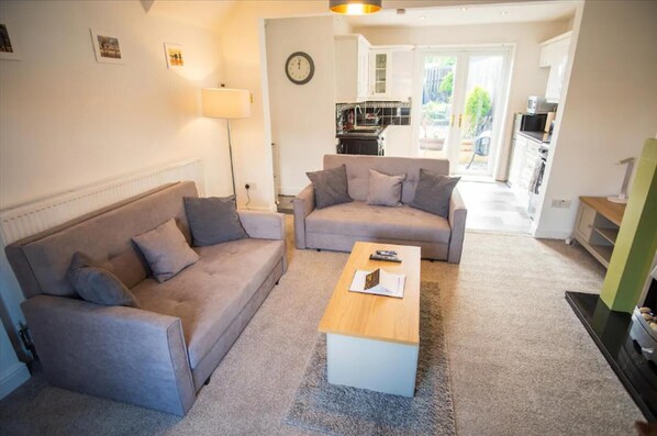 獨棟房屋 | 起居區 | 電視、壁爐