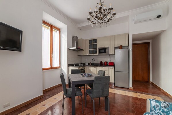 Frigorifero, microonde, forno, piano cottura