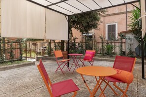 Outdoor dining - Spacious apartment of about 75 sqm located on the first floor, two in total, a building without elevator (NOT suitable for disabled people). At the entrance there are several steps.The accommodation can accommodate up to 6 people.The accommodation is loc (Roma)