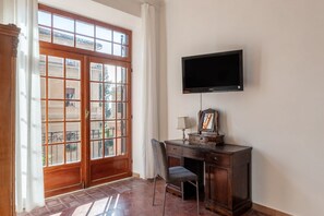Interior - Spacious apartment of about 75 sqm located on the first floor, two in total, a building without elevator (NOT suitable for disabled people). At the entrance there are several steps.The accommodation can accommodate up to 6 people.The accommodation is loc (Roma)