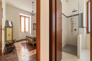 1 chambre, fer et planche à repasser, accès Internet