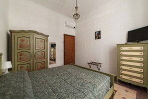 1 dormitori, planxa i posts de planxar i Internet