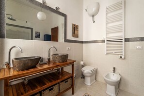 Shower, bidet - GuestHost - Cozy apartment of about 55 sqm located on the first floor, two in total, a building without a lift (NOT suitable for disabled). At the entrance there are several steps.The accommodation can accommodate up to 4 people.The accommodation is loca (Roma)