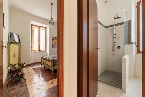 1 bedroom, iron/ironing board, internet