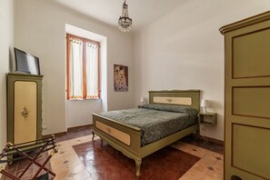A bedroom with a bed, a window with curtains, a chandelier, and a dresser. - GuestHost - Cozy apartment of about 55 sqm located on the first floor, two in total, a building without a lift (NOT suitable for disabled). At the entrance there are several steps.The accommodation can accommodate up to 4 people.The accommodation is loca (Roma)