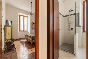 1 bedroom, iron/ironing board, Internet - GuestHost - Cozy apartment of about 55 sqm located on the first floor, two in total, a building without a lift (NOT suitable for disabled). At the entrance there are several steps.The accommodation can accommodate up to 4 people.The accommodation is loca (Roma)