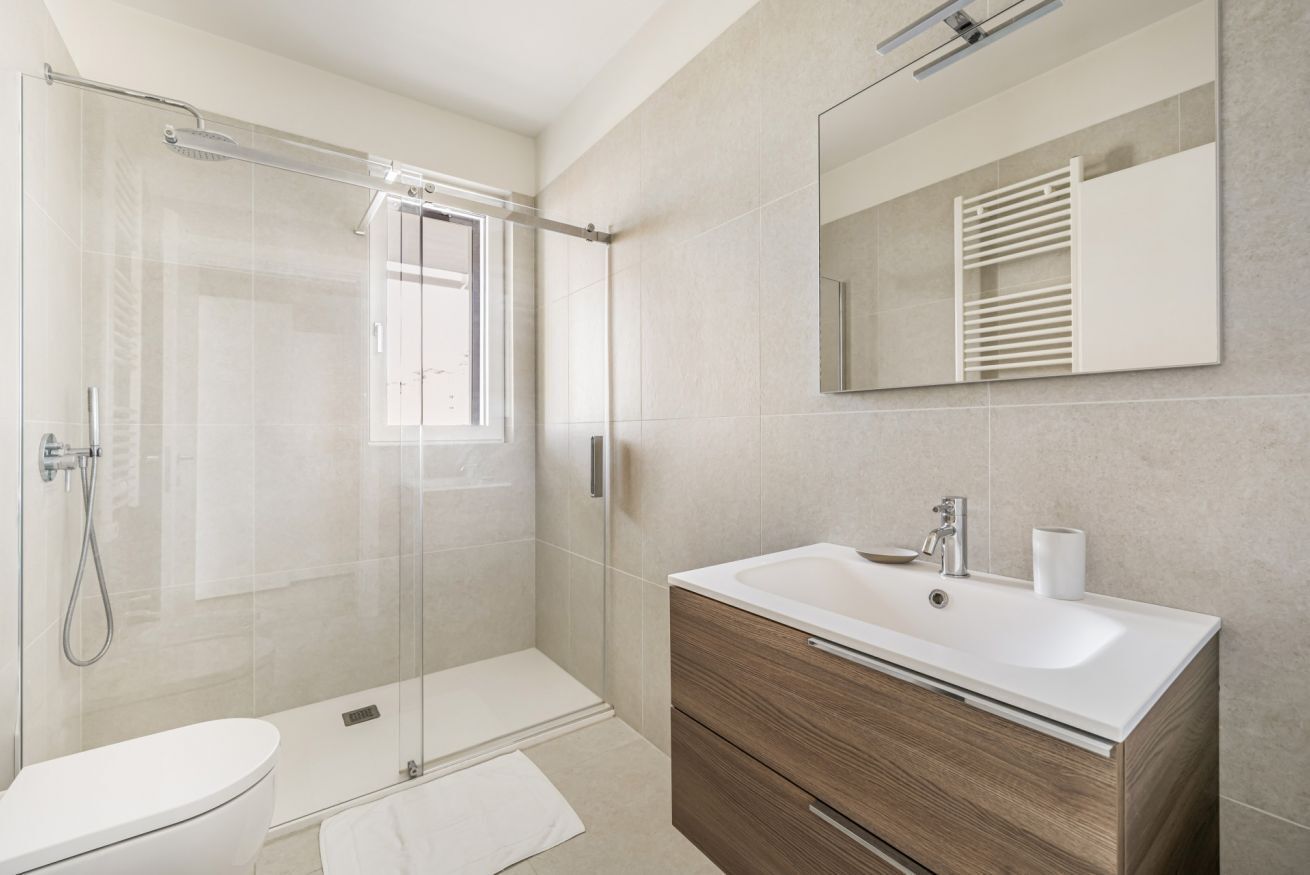 Regadera, secadora de cabello, bidet, toallas 