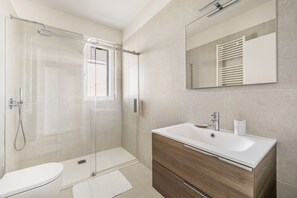 Dusche, Haartrockner, Bidet, Handtücher
