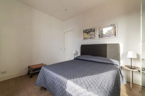 1 slaapkamer, een strijkplank/strijkijzer, wifi, beddengoed