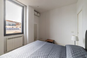 1 slaapkamer, een strijkplank/strijkijzer, wifi, beddengoed