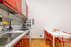 Frigorífico, placa de cocina y utensilios de cocina