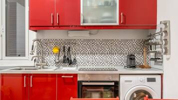 Kühlschrank, Herdplatte, Kochgeschirr/Geschirr/Besteck