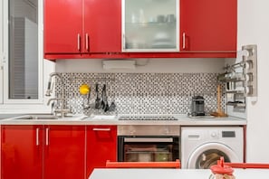 Køleskab, kogeplade, køkkentøj/tallerkener/redskaber