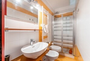 Regadera, secadora de cabello, bidet 