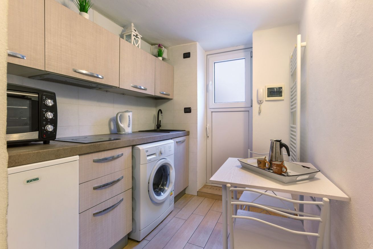 Refrigerador, parrilla de estufa y cafetera y tetera 