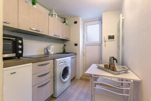 Jääkaappi, liesi, kahvin-/teenkeitin