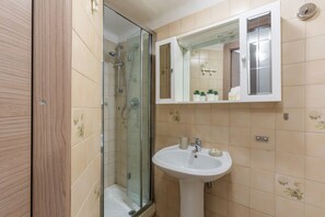 Chuveiro, secador de cabelo, toalhas de banho 